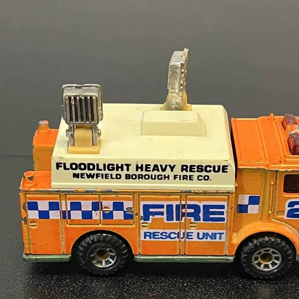 Vintage Matchbox Mack Auxiliary Power Truck 1991 1:84 Die-Cast Lights Move